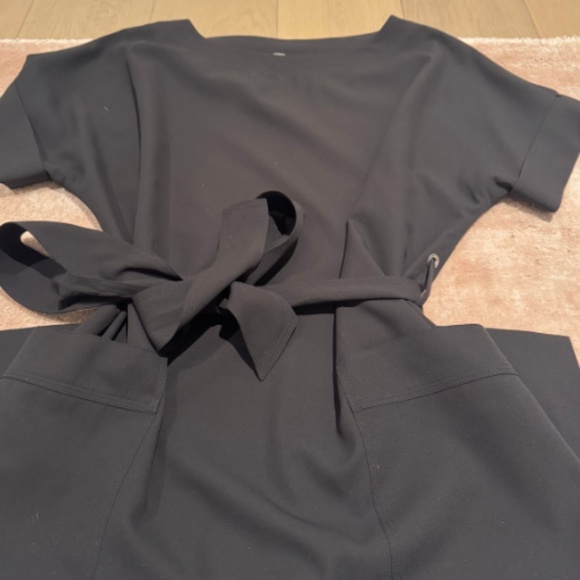 Babaton Dresses & Skirts - Aritzia Babaton Albin Black Belted Short Sleeve Pocket Dress